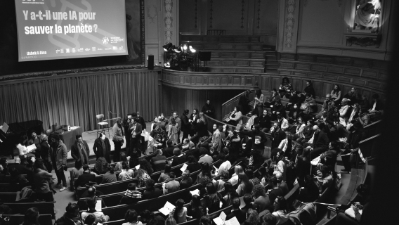 Photo du Tribunal pour les Générations Futures montrant l'amphithéâtre Richelieu en noir et blanc