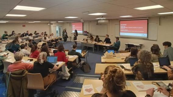 Photo de l'amphithéâtre de Sciences Po lors de la table ronde "Éveil à la vie affective, relationnelle et sexuelle : donner le pouvoir d’agir".